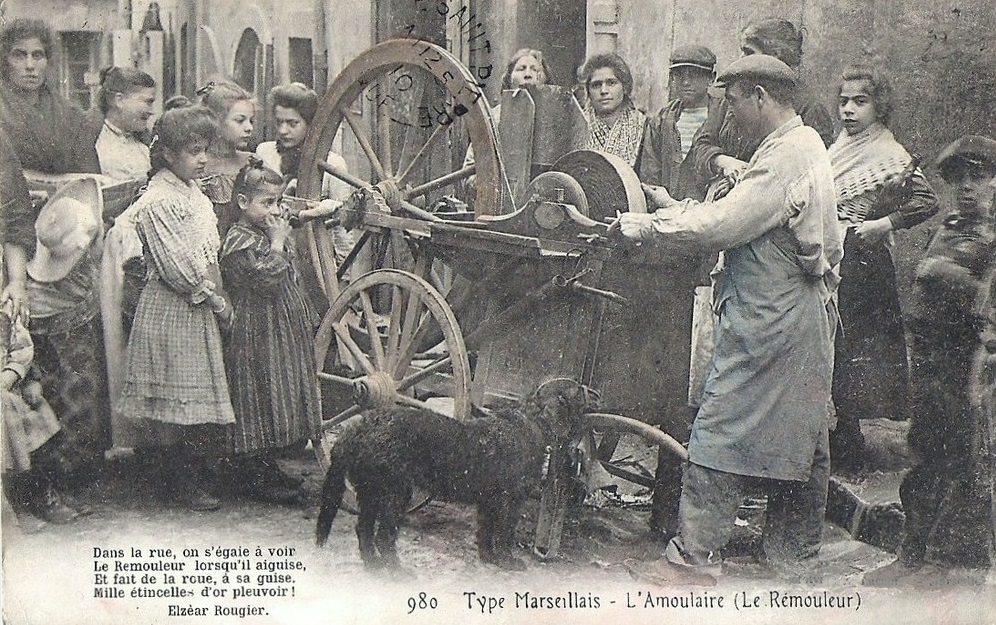 Rémouleur (amoulaire) à Marseille au début du XXe siècle (ancienne carte postale – domaine public).