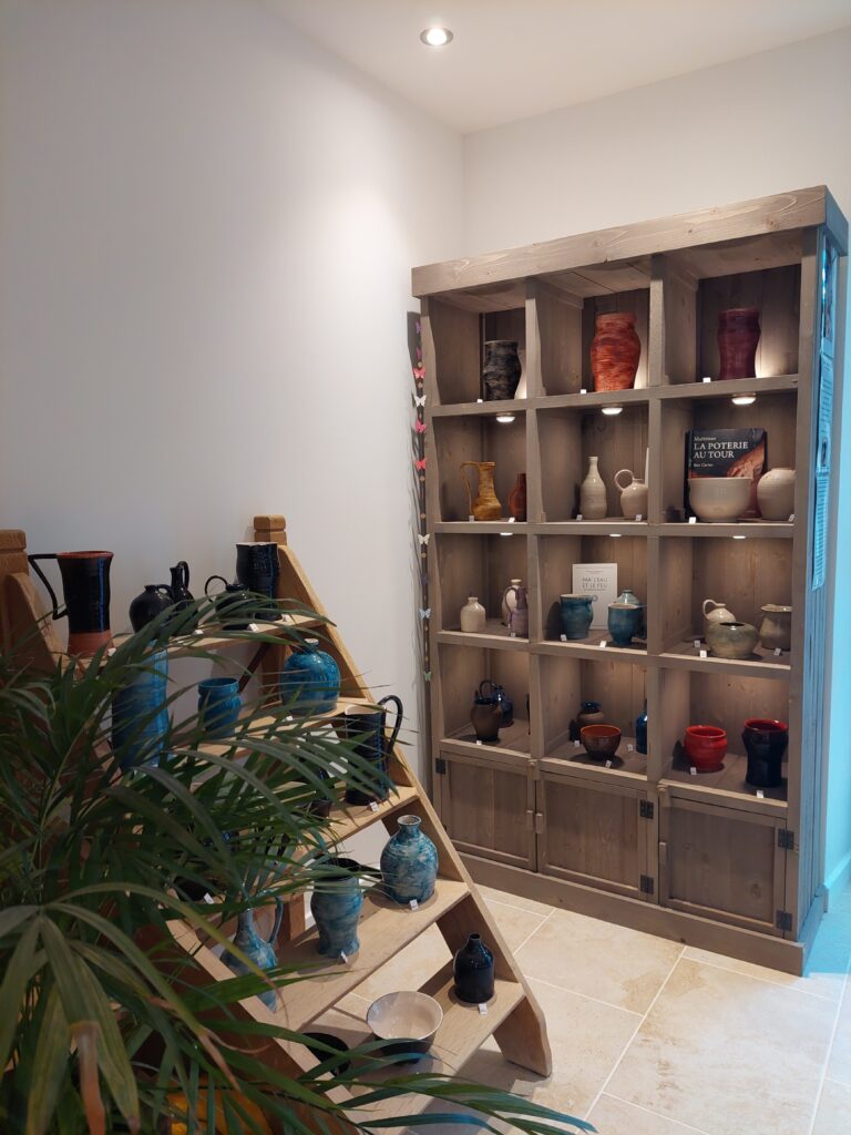 Créations poteries artisanales Au Tour de Mailhat à l'atelier - boutique L'Âme de Mailhat (photo Sauve qui coupe !).