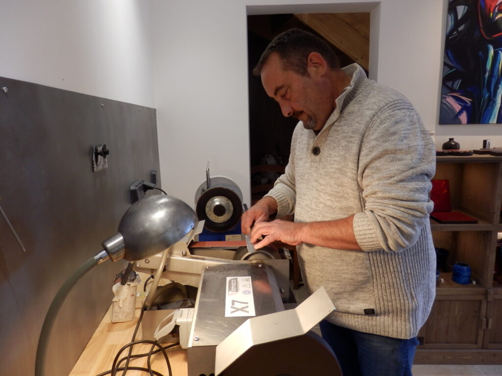 Christophe Zbik affuteur rémouleur à Mailhat (photo Sauve qui coupe !).