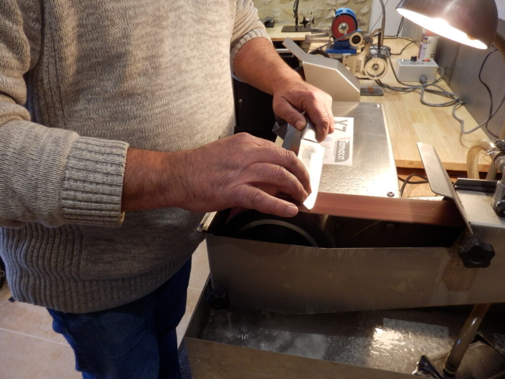 Christophe Zbik affuteur rémouleur à Mailhat (photo Sauve qui coupe !).