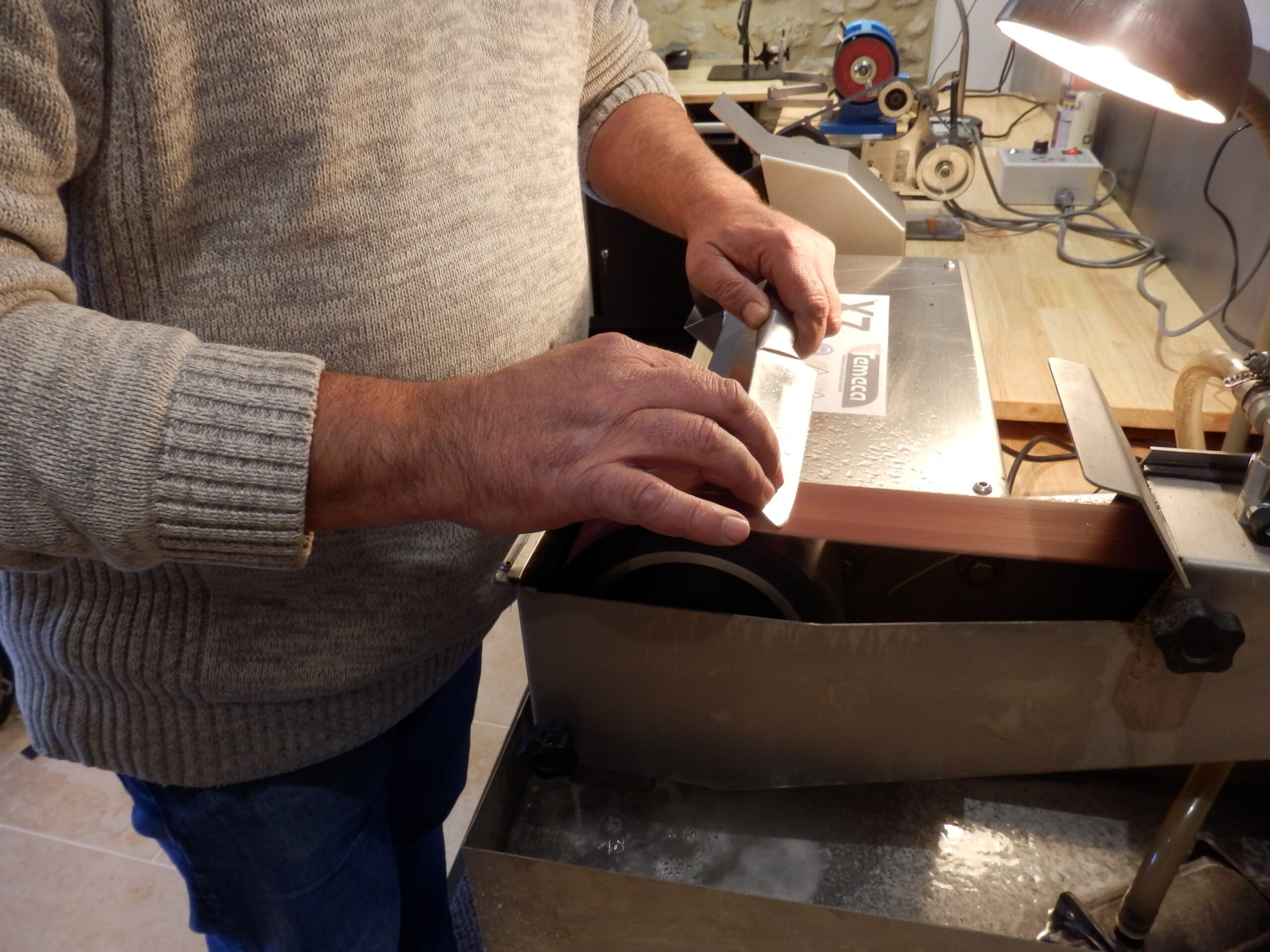 Christophe Zbik affuteur rémouleur à Mailhat (photo Sauve qui coupe !).